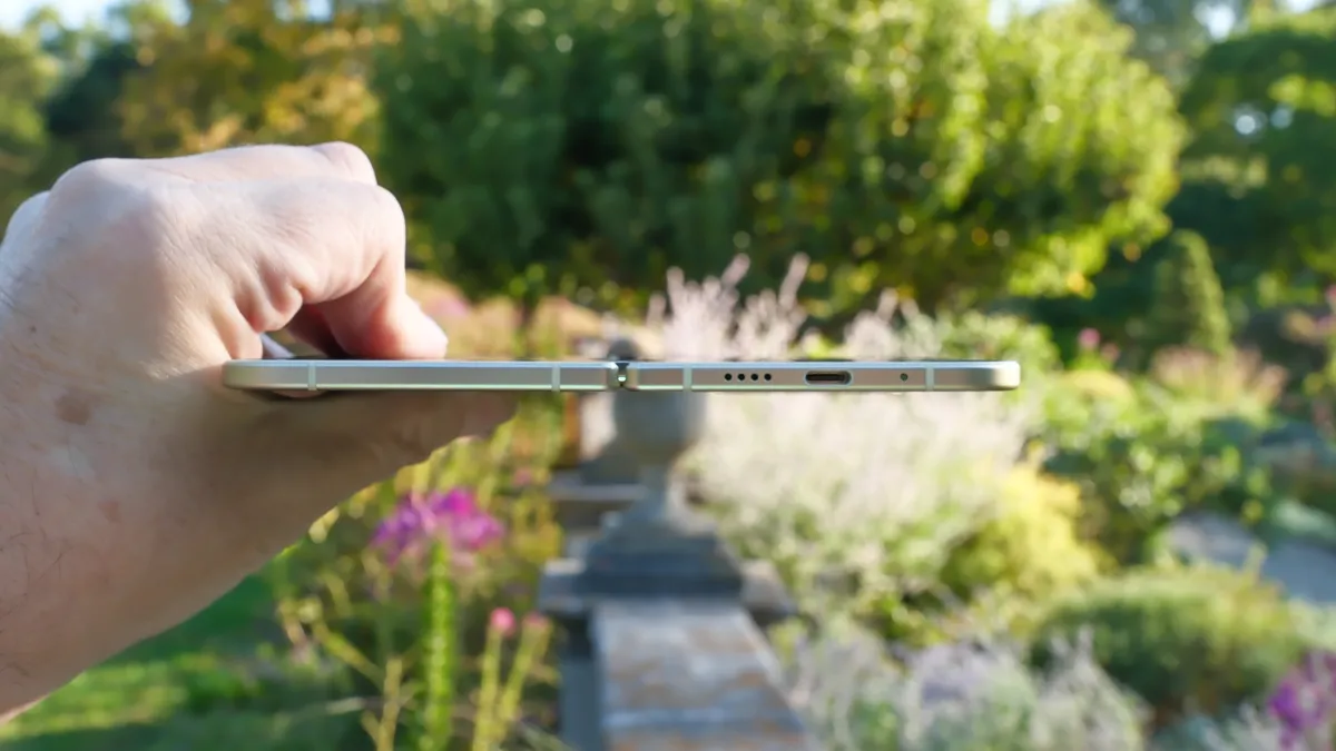 阳光明媚的日子，花园外的翡翠绿色 Google Pixel 10 Pro Fold