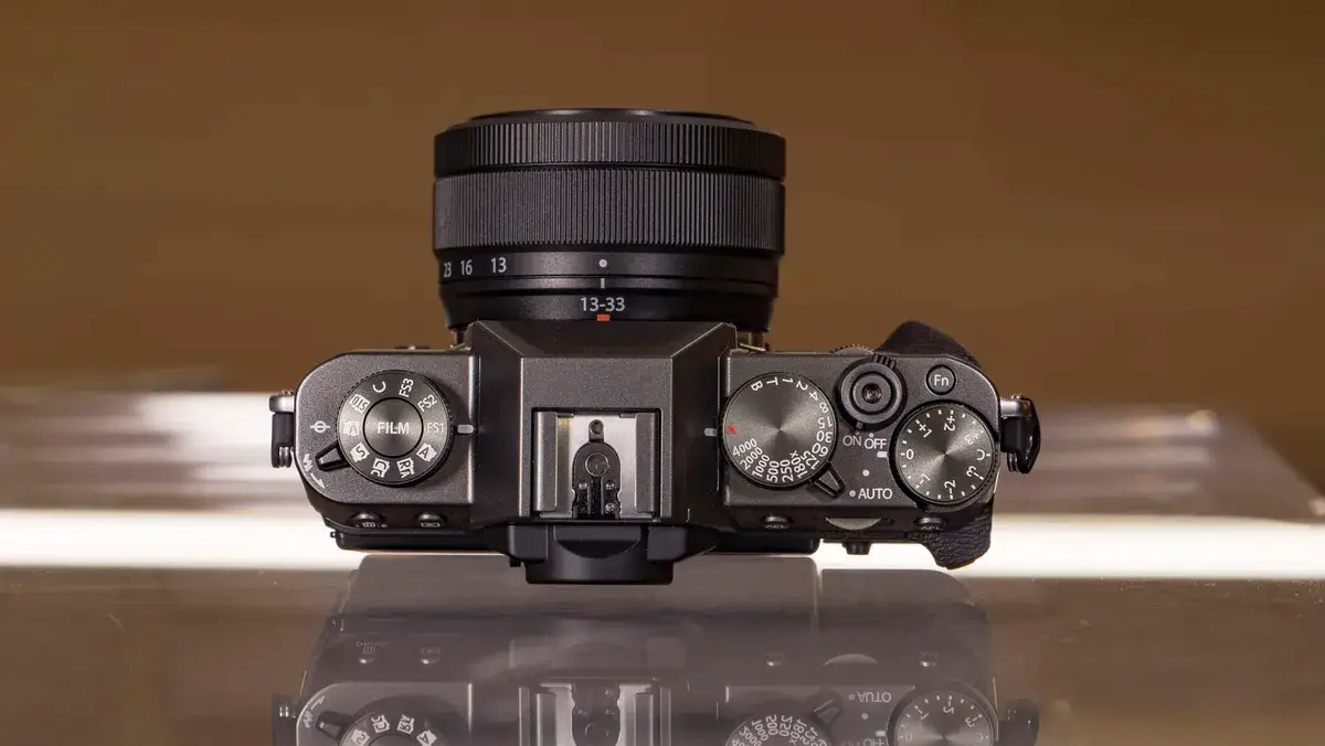 玻璃桌上的富士 X-T30 III 相机顶部