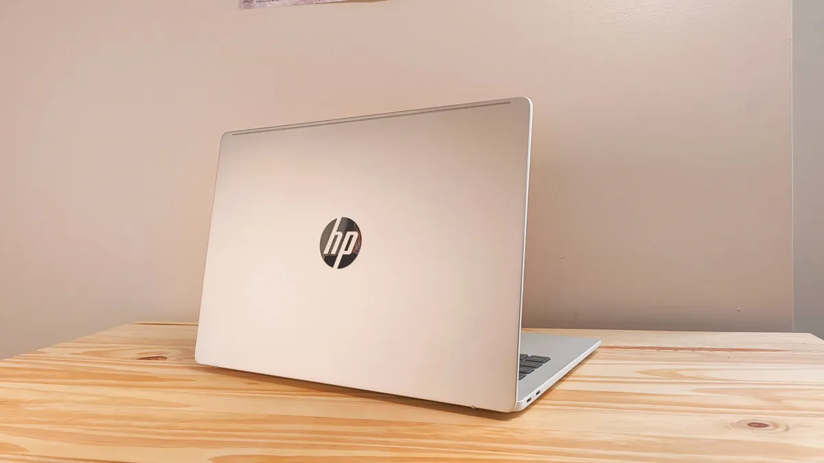 桌上的 HP OmniBook 5 14 英寸新一代 AI PC