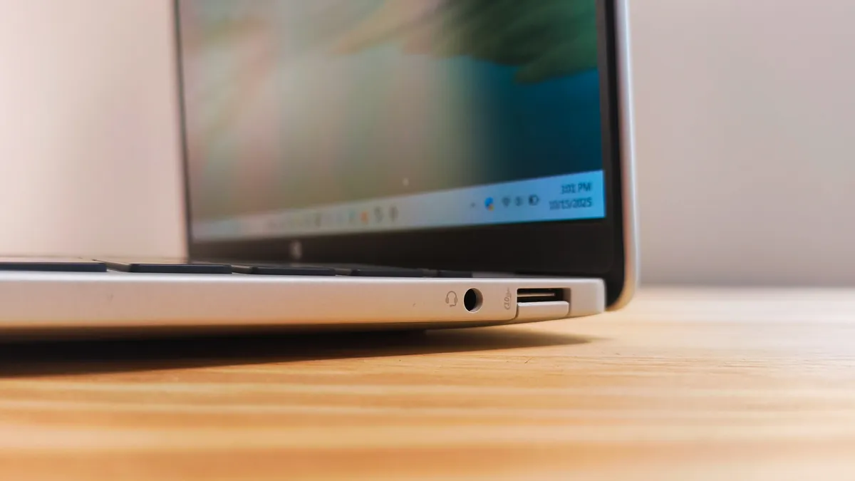 桌上的 HP OmniBook 5 14 英寸新一代 AI PC