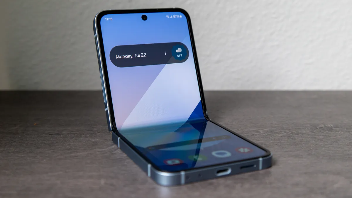 三星 Galaxy Z Flip 6 显示屏以一定角度折叠