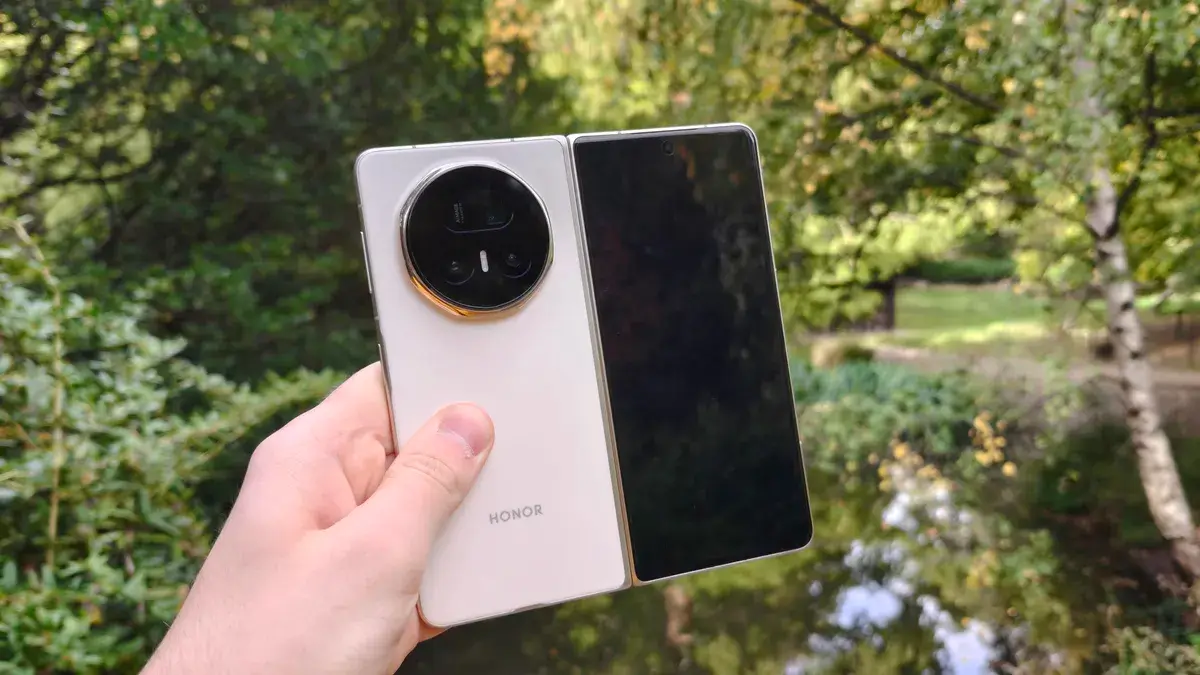 荣耀Magic V5的背景是池塘