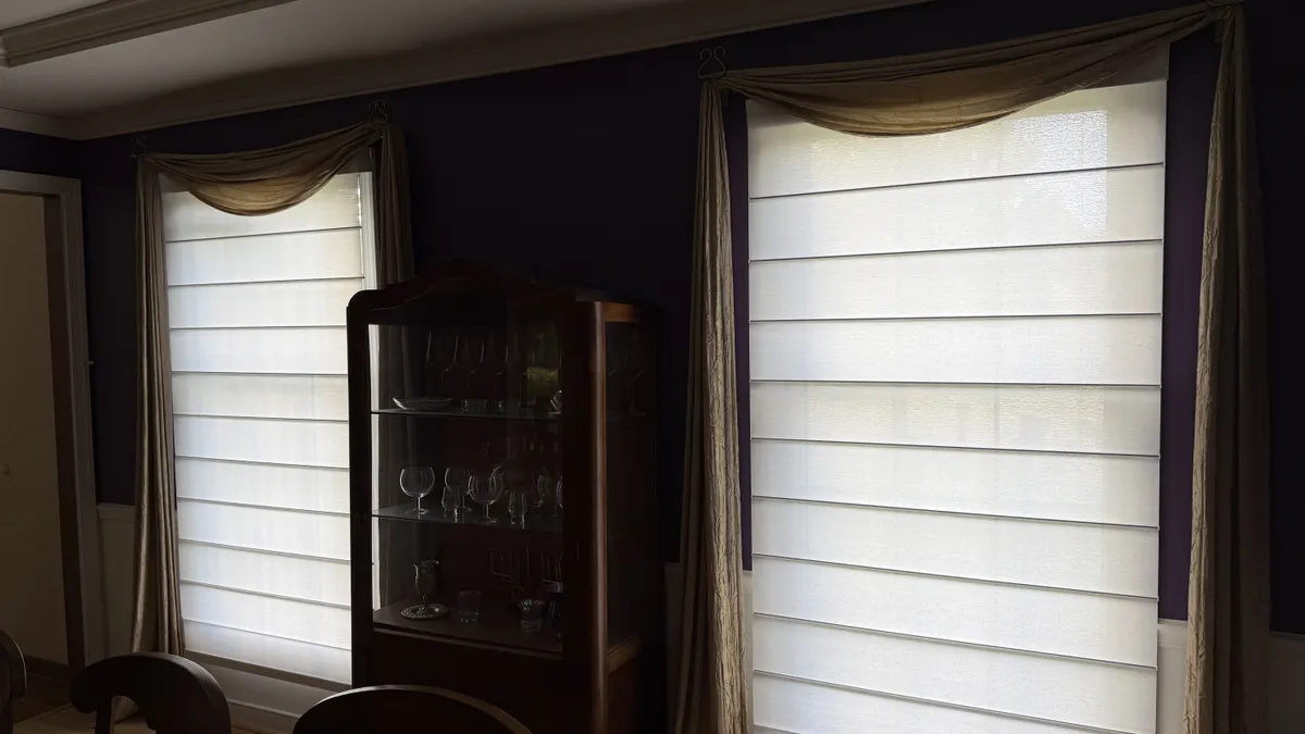 WEFFORT 智能遮阳帘 - 两个，关闭，阳光透过