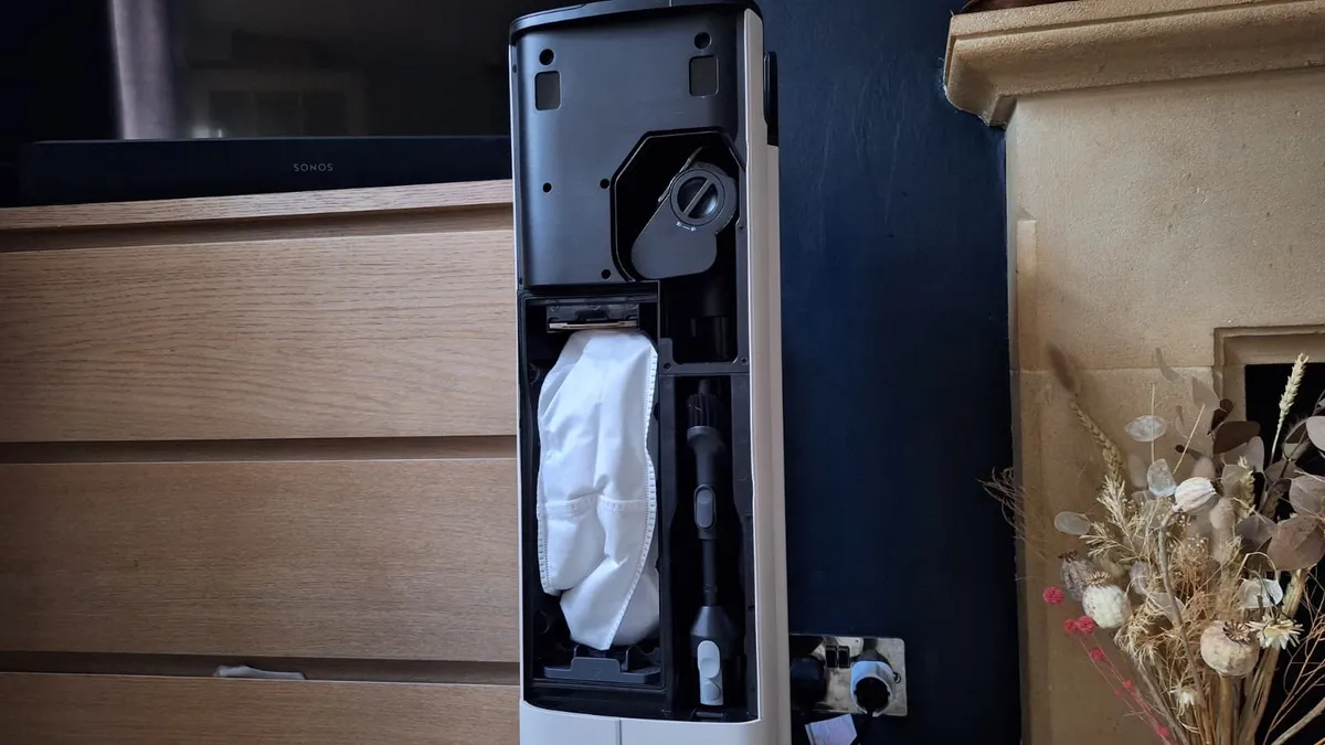 Roborock H60 Hub Ultra 底座中的细节工具