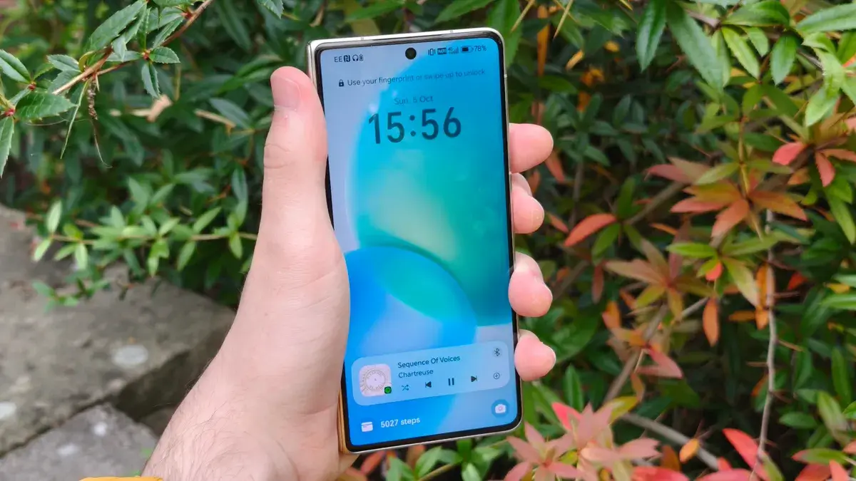 荣耀Magic V5的封面展示