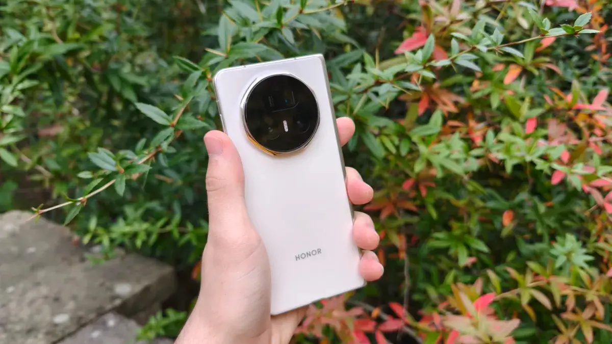 荣耀 Magic V5 的背景是一些树叶