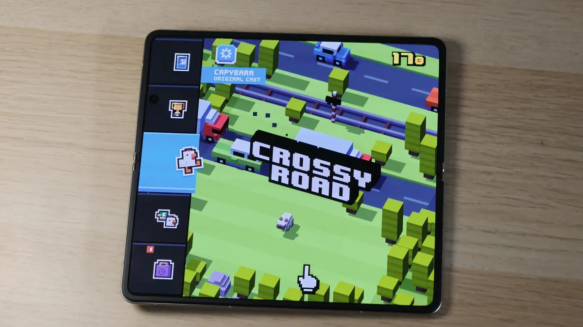 荣耀Magic V5开启Crossy Road