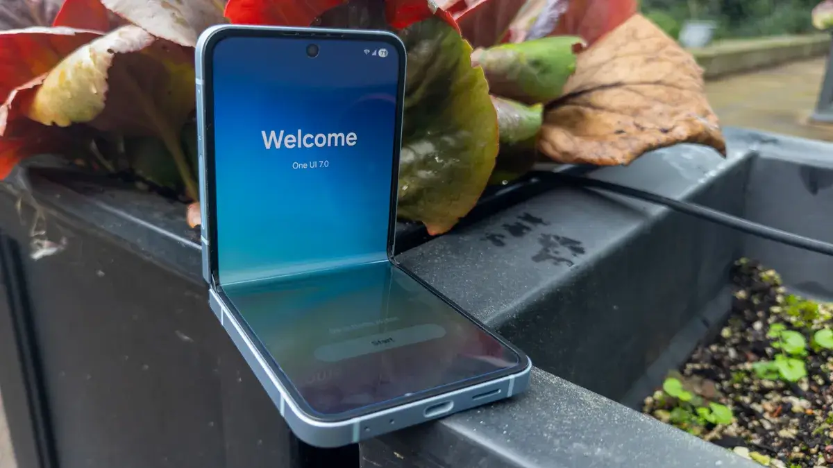 Galaxy Z Flip 6 上的 One UI 7 欢迎屏幕，位于色彩缤纷的植物前