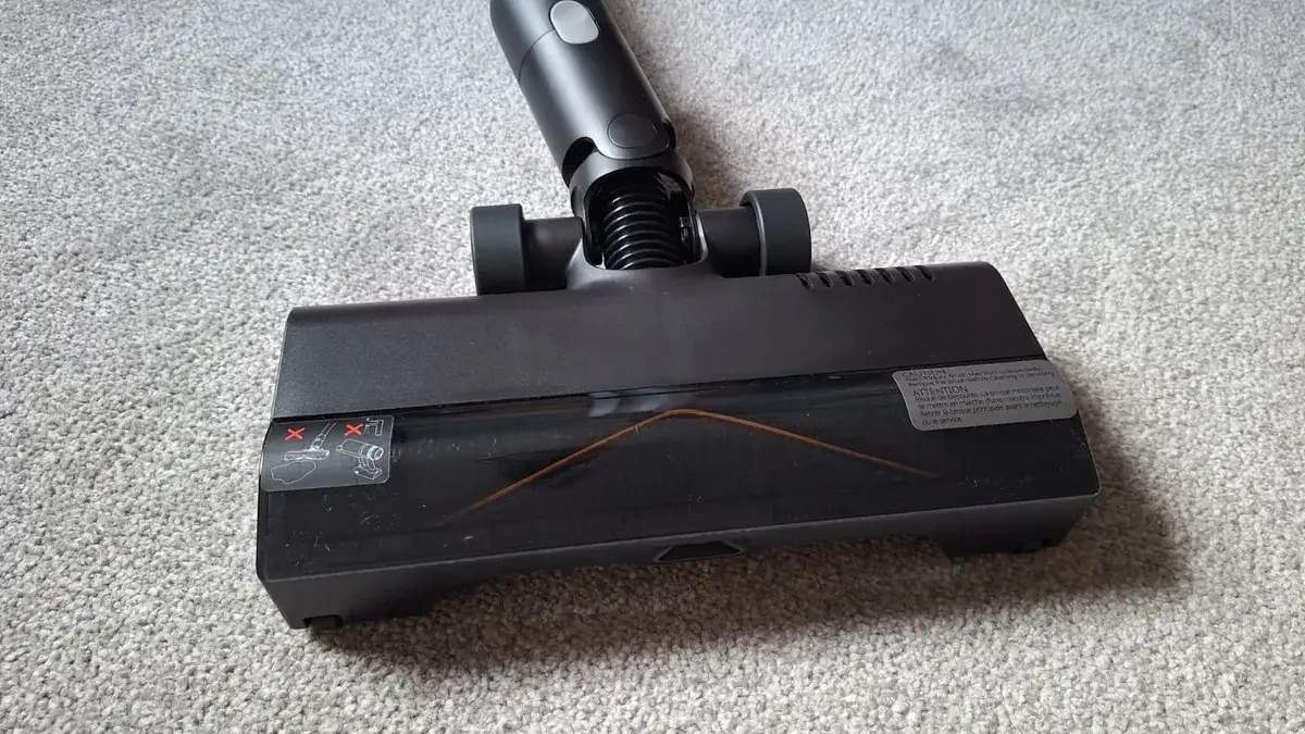 Roborock H60 Hub Ultra 吸尘器主地板头特写