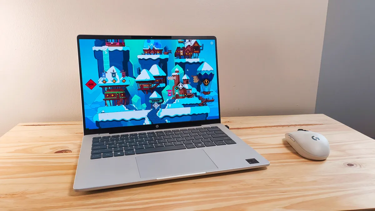 桌上的 HP OmniBook 5 14 英寸新一代 AI PC