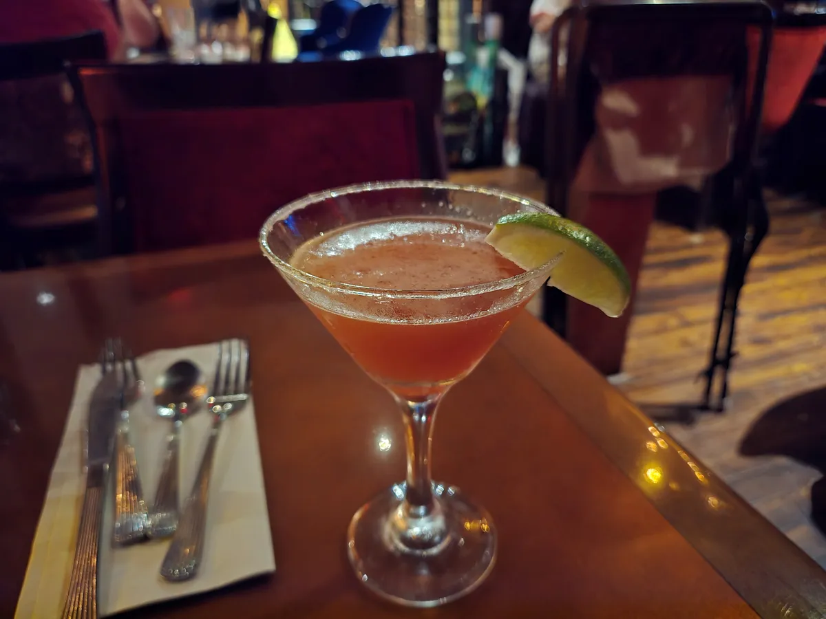 一杯马提尼酒和一杯饮料