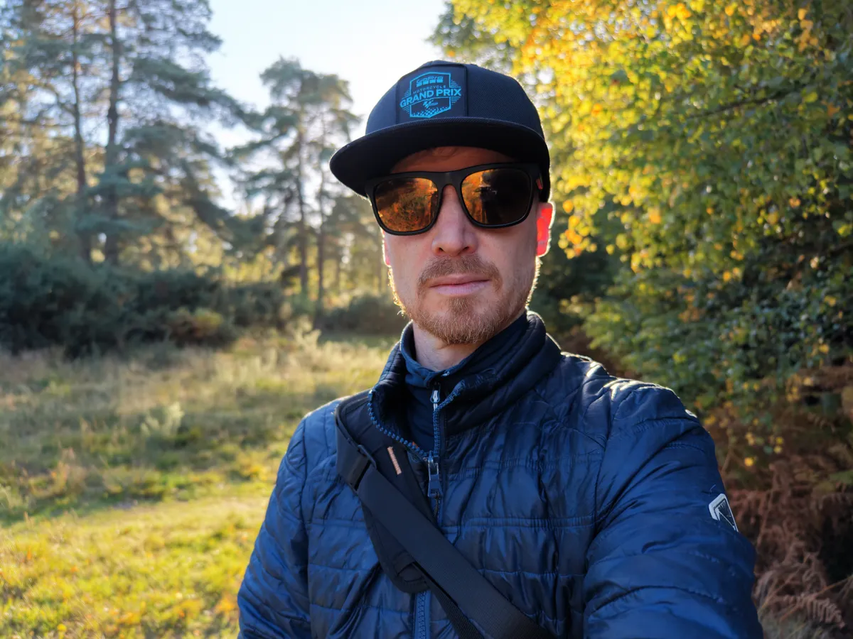 DJI Mini 5 Pro 样张：戴墨镜的男性飞行员，背光