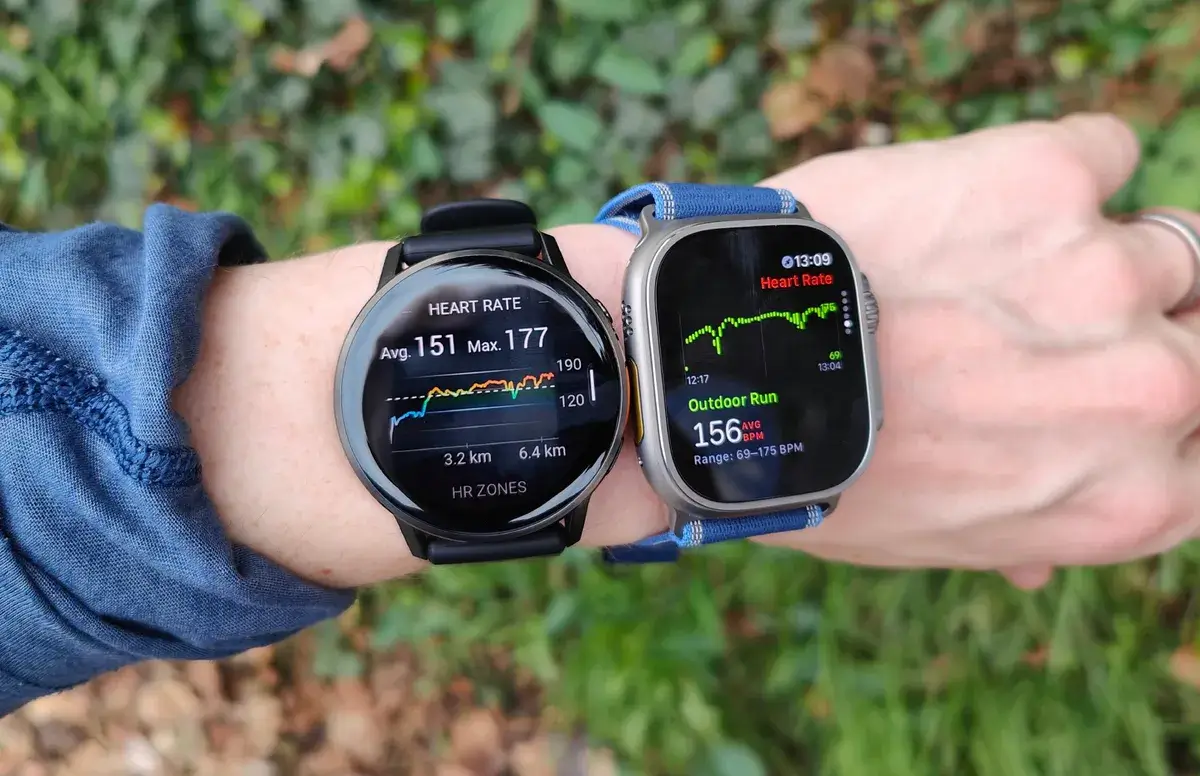 Apple Watch Ultra 3 和 Garmin Venu 4 在户外佩戴在同一手腕上