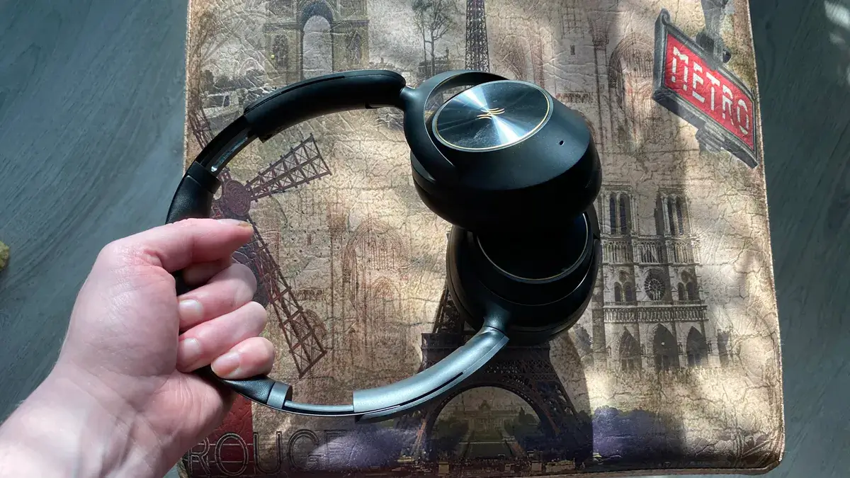 OneOdio Focus A6 头戴式耳机通过头带固定在巴黎凳子上