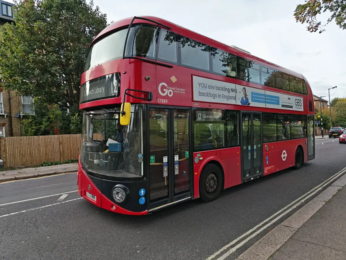 一辆红色的伦敦巴士