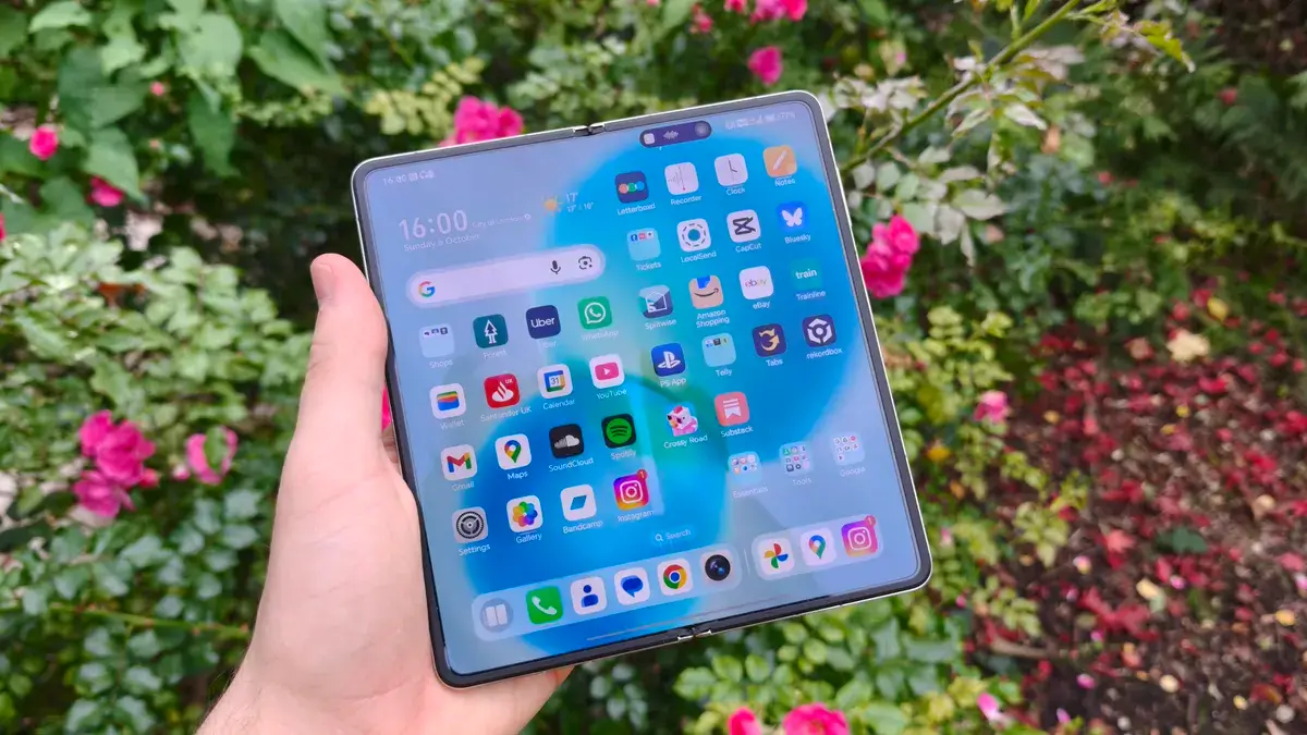 荣耀Magic V5在主屏幕上展开