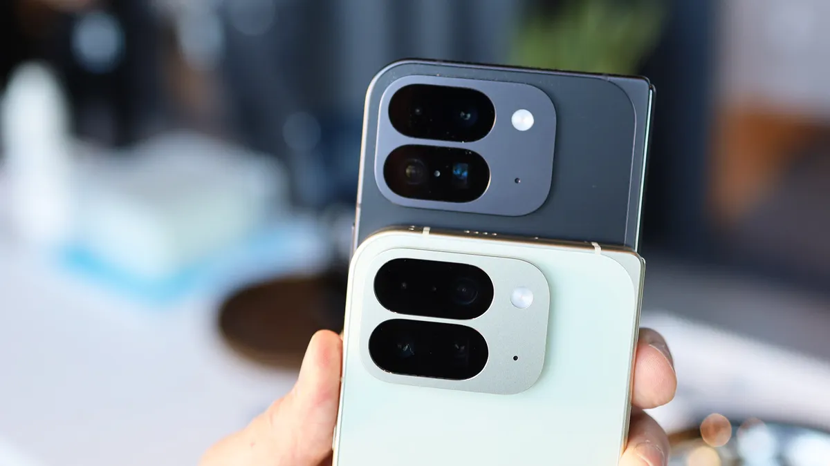 Pixel 10 Pro Fold 月光石色（上）和翡翠色（下）