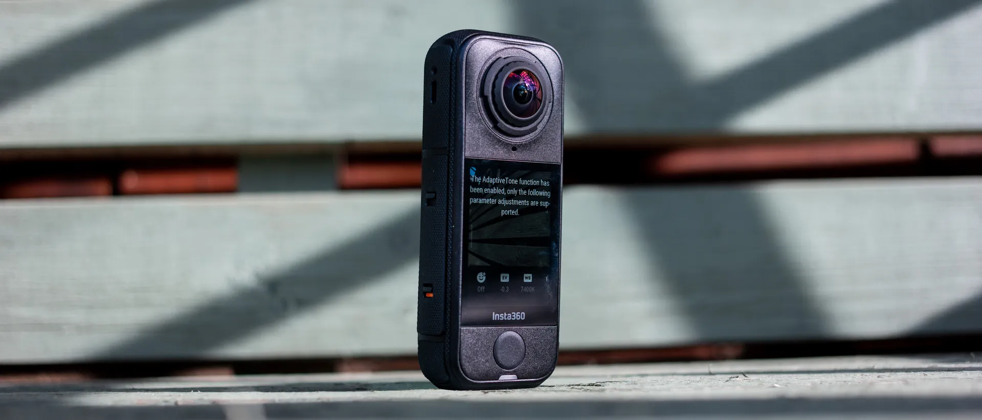 阳光下的 Insta360 X4 Air 机身 阳光下的 Insta360 X4 Air 机身