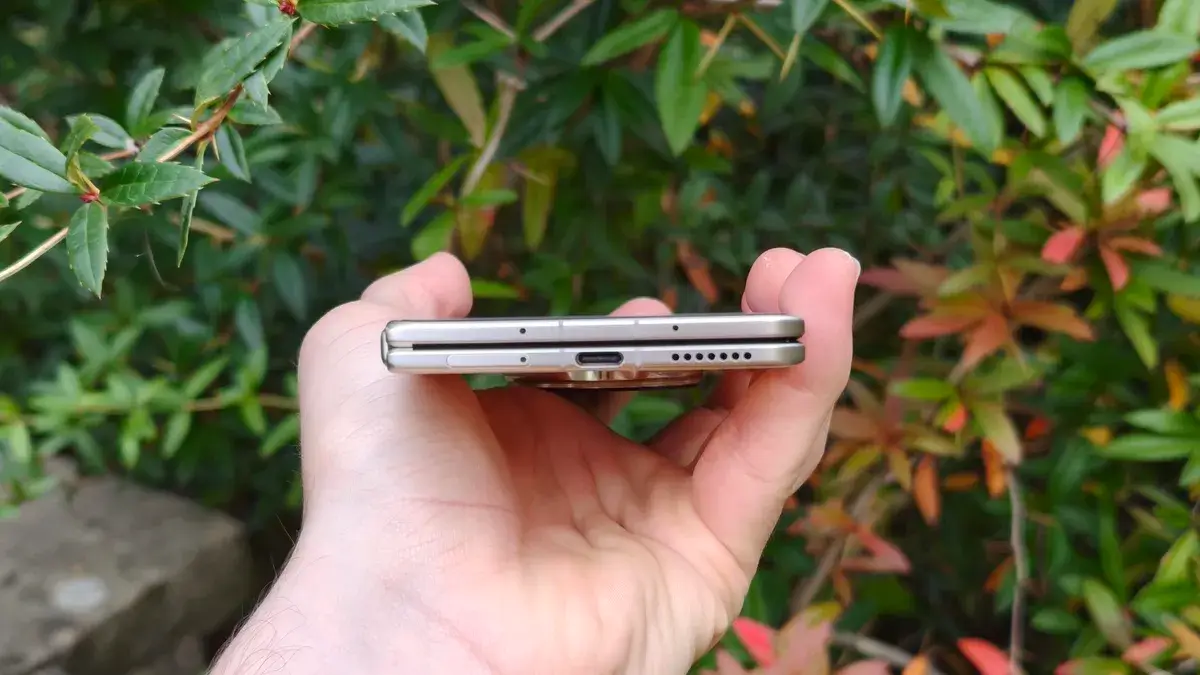 荣耀Magic V5 USB-C接口