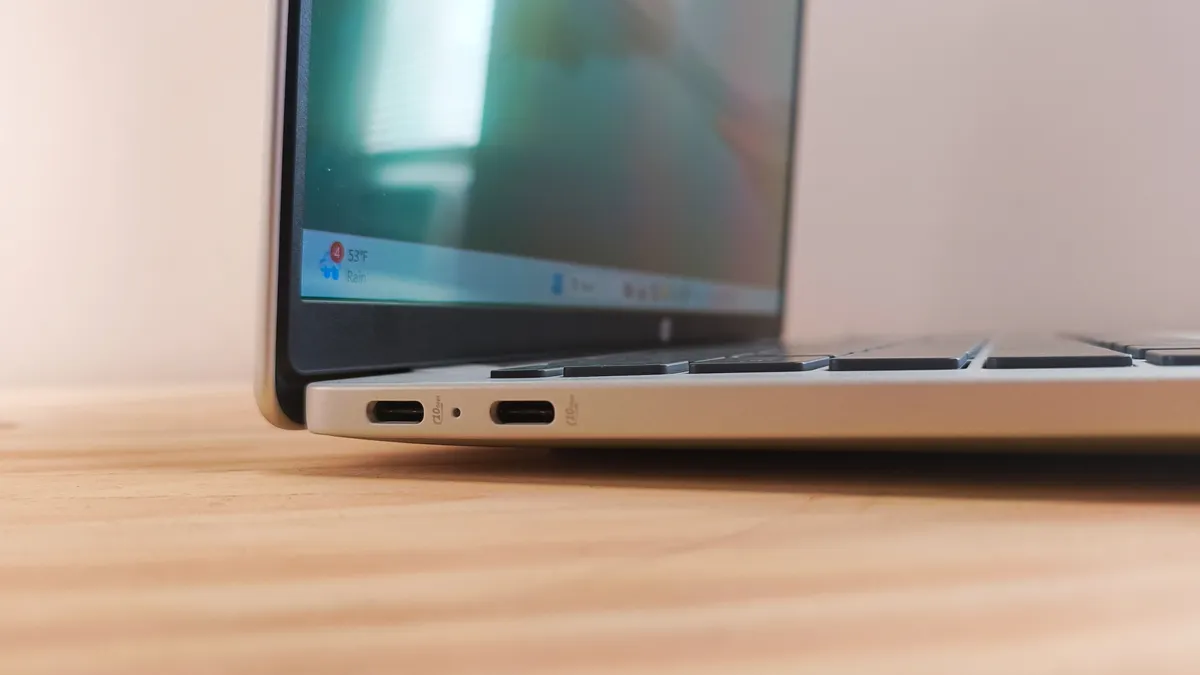 桌上的 HP OmniBook 5 14 英寸新一代 AI PC