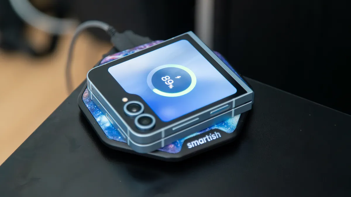 Galaxy Z Flip 6 配备无线充电器