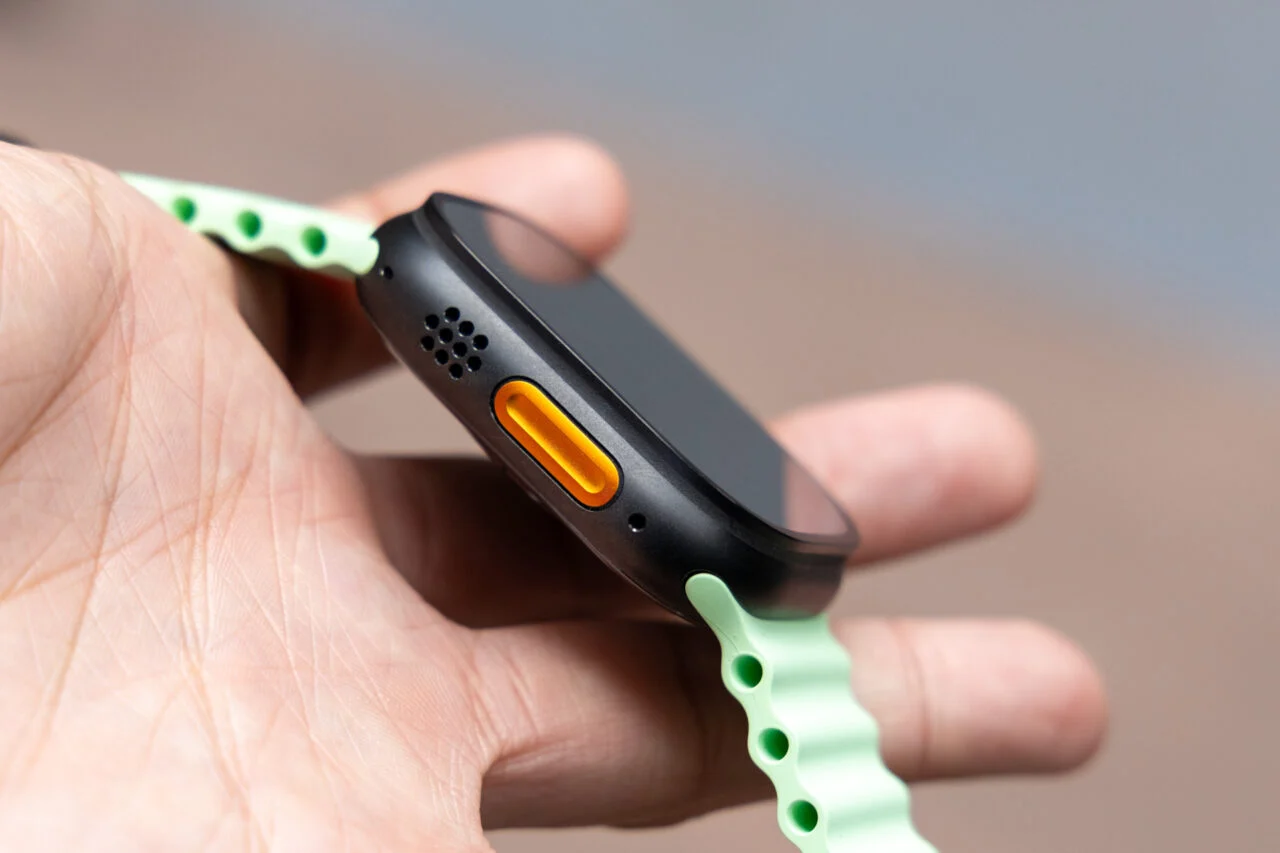 Apple Watch Ultra 3 捧在手里