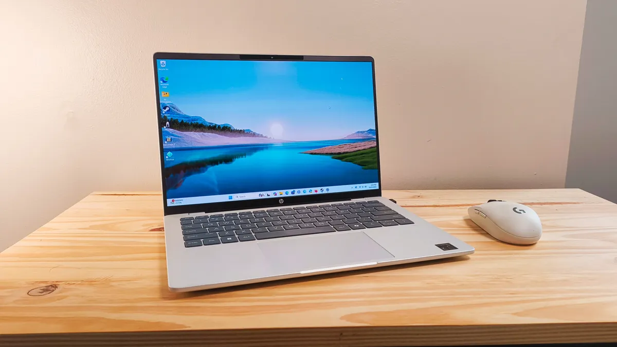 桌上的 HP OmniBook 5 14 英寸新一代 AI PC