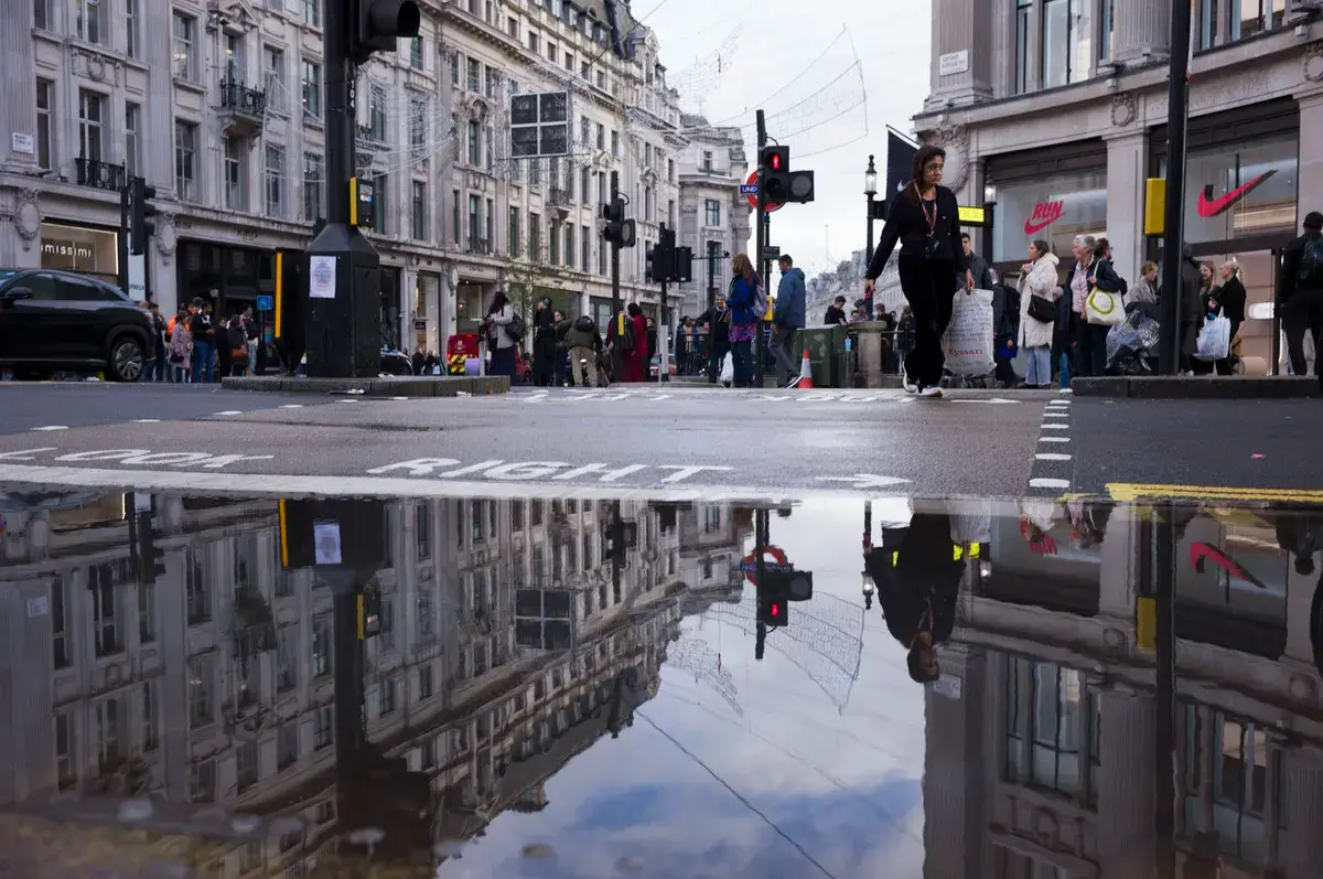 徕卡 M EV1 样张集：水坑中倒映的伦敦街景