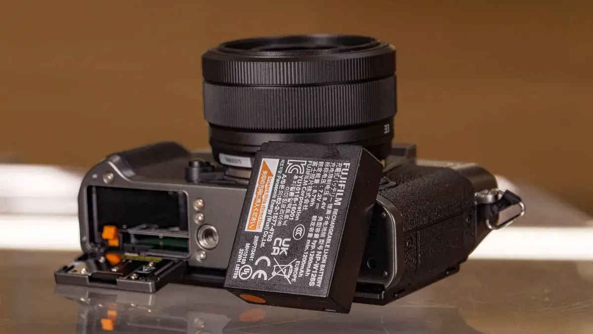 玻璃桌上的富士 X-T30 III 相机，已取出电池