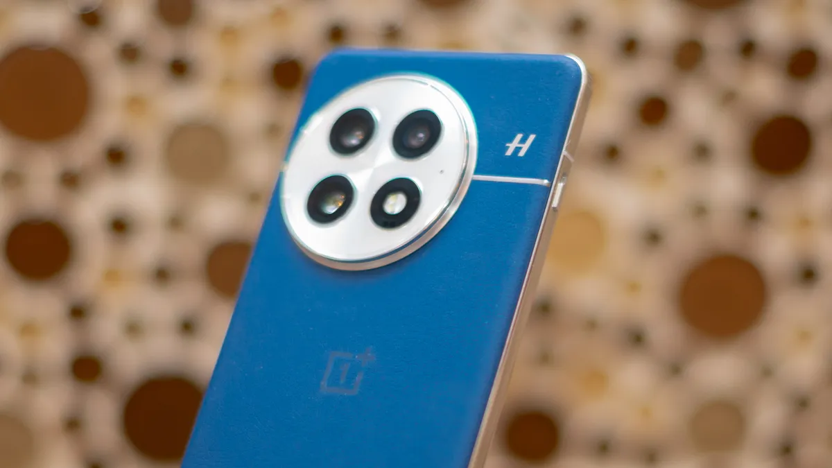 蓝色 OnePlus 13 背面摄像头清晰可见