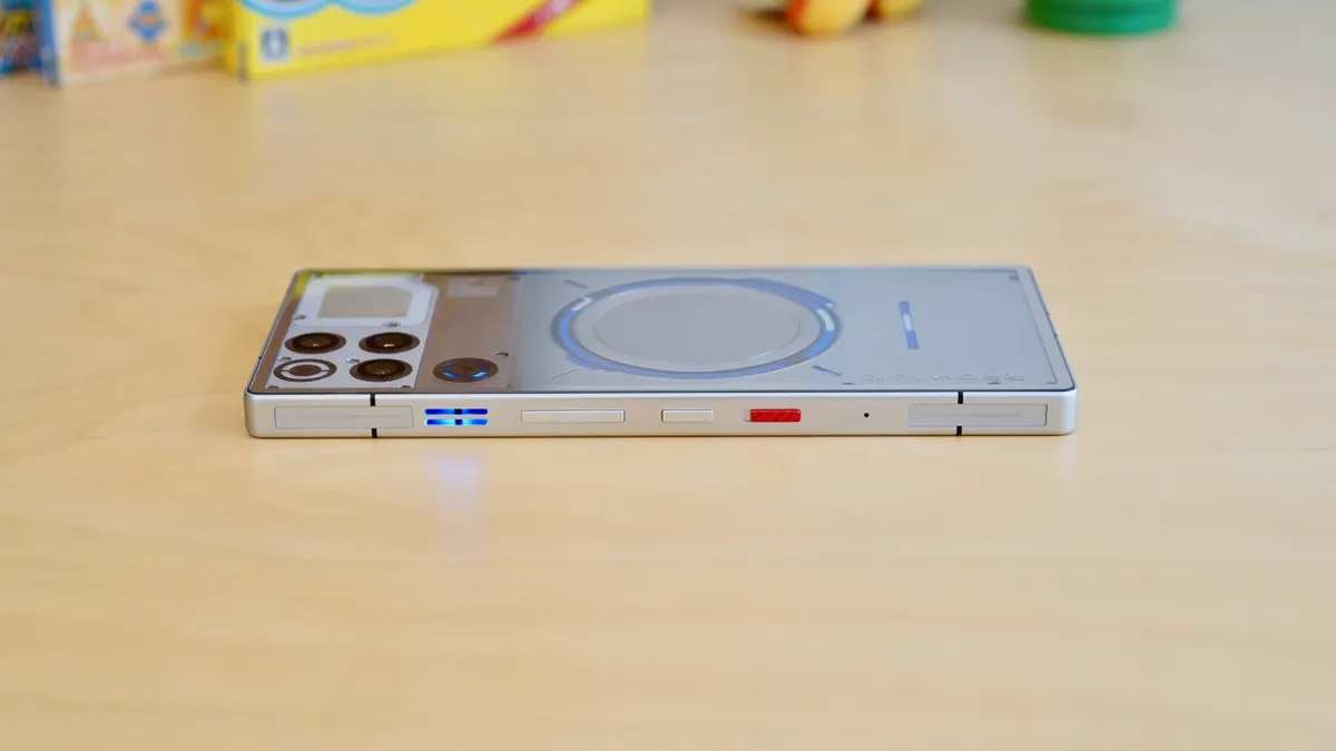 放在桌上的 RedMagic 11 Pro