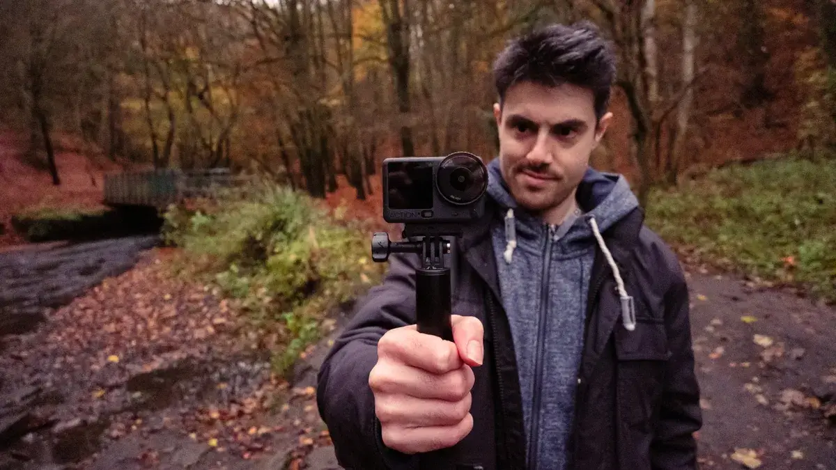 单手持握 DJI Osmo Action 6运动相机