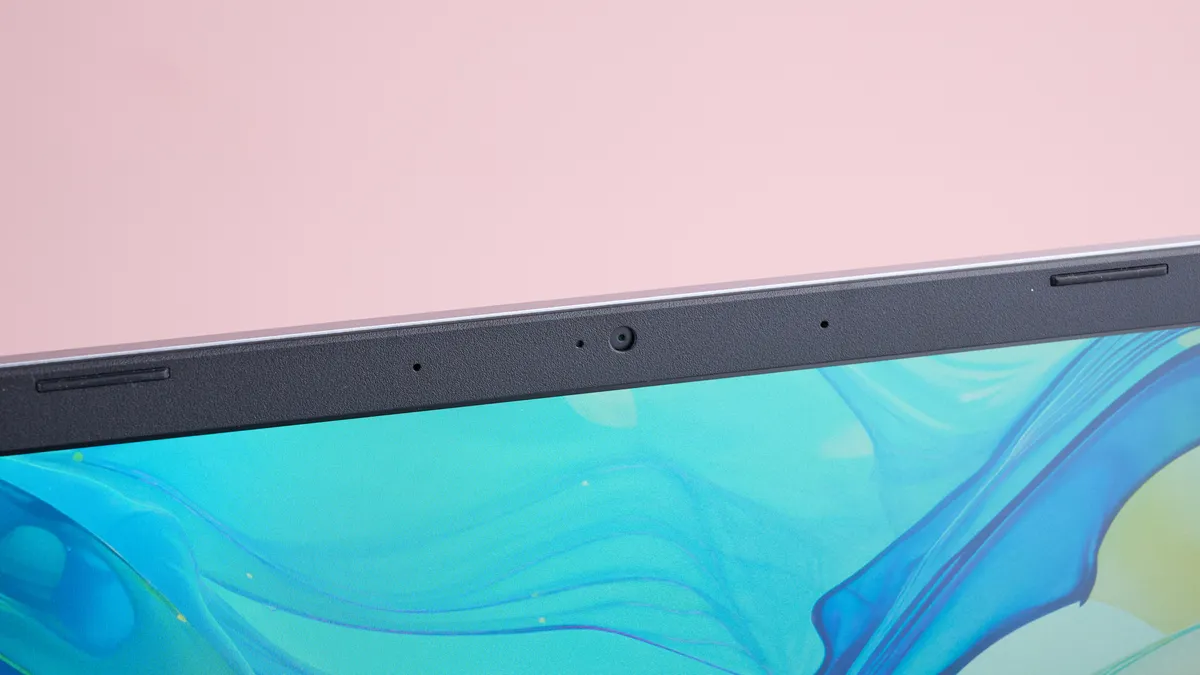 宏碁 Aspire Go 15 笔记本电脑摄像头特写，背景是粉色墙壁