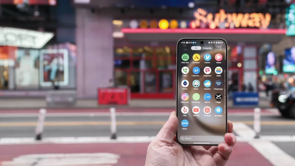 在纽约时代广场繁忙的街道上，OnePlus 15 手机亮相，展示了手机的摄像头、侧面、主屏幕面板和设置菜单。
