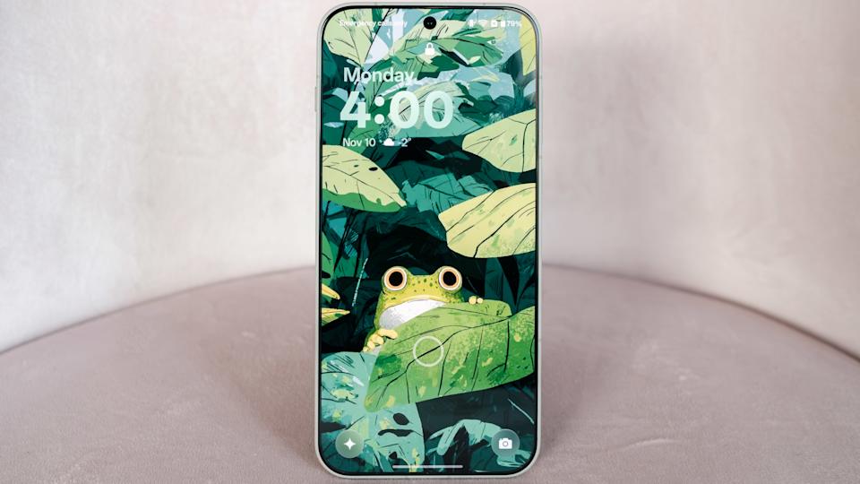 一加 15 配备了一块大尺寸、色彩鲜艳的 AMOLED 显示屏