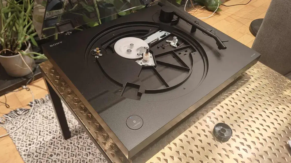 桌上的索尼 PS-LX310BT