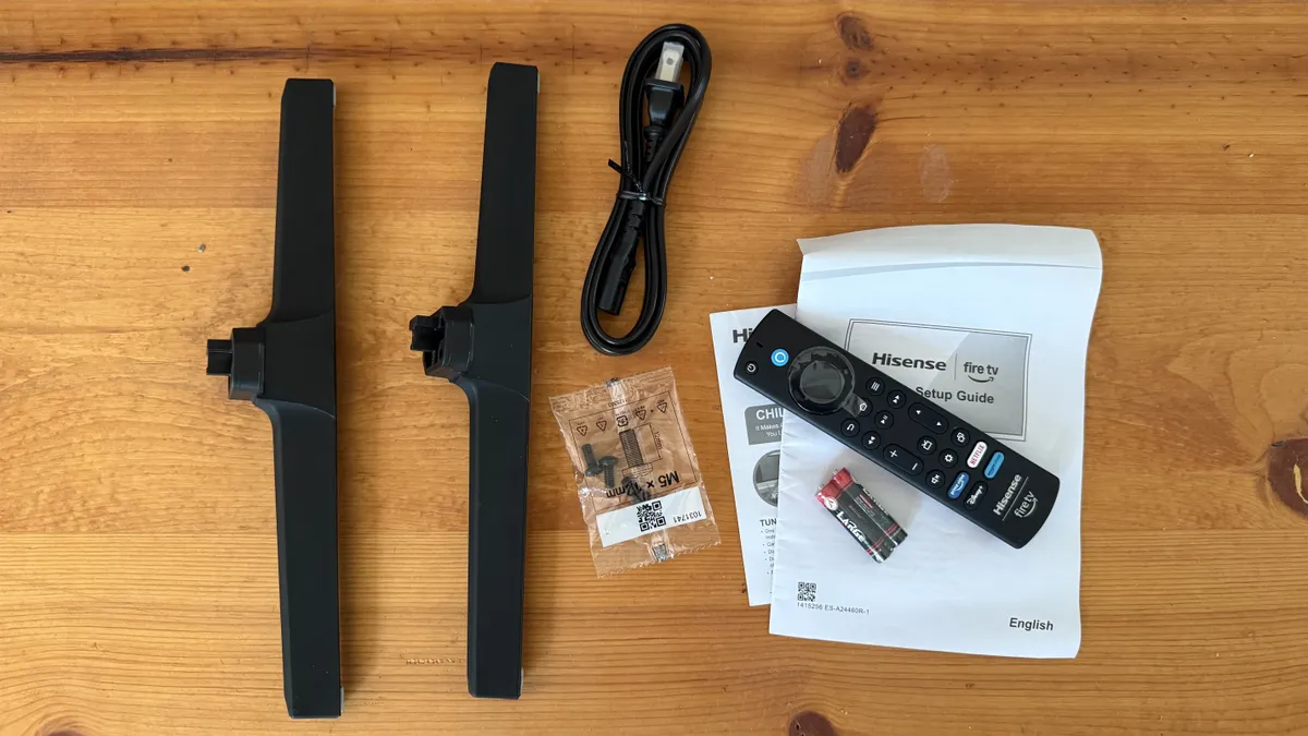 海信 U65QF 的配件齐全，摆放在桌上。