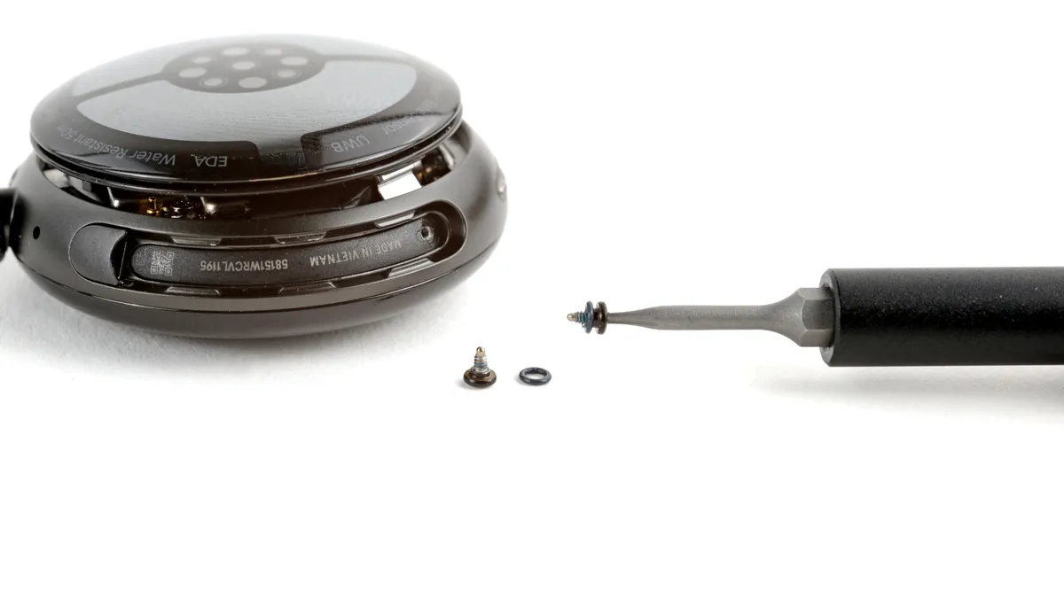 Pixel Watch 4 拆机维修的特写镜头