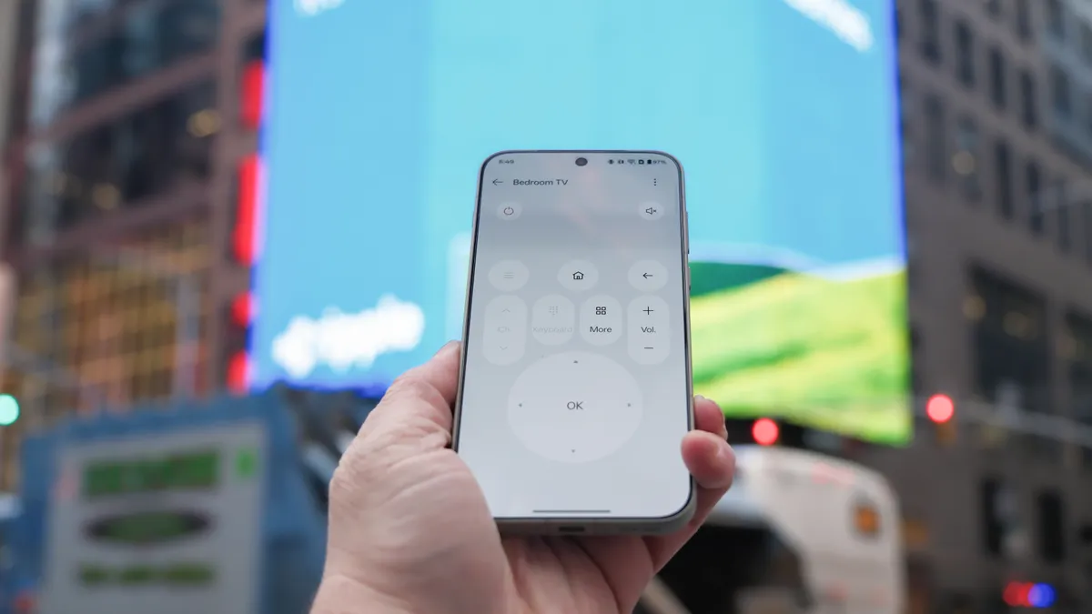在纽约时代广场繁忙的街道上，OnePlus 15 手机亮相，展示了手机的摄像头、侧面、主屏幕面板和设置菜单。