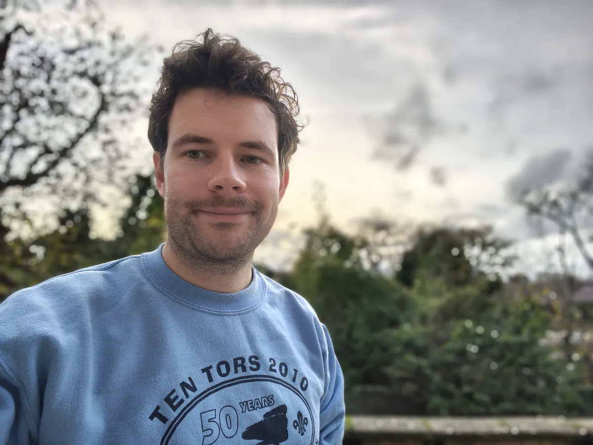 使用 Moto Edge 70 拍摄的竖屏自拍照