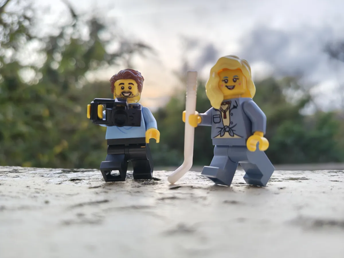 用 Moto Edge 70 拍摄的两张乐高人偶照片