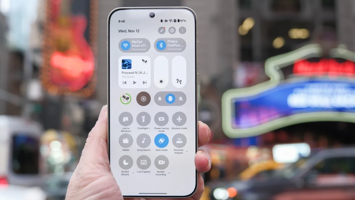 在纽约时代广场繁忙的街道上，OnePlus 15 手机亮相，展示了手机的摄像头、侧面、主屏幕面板和设置菜单。