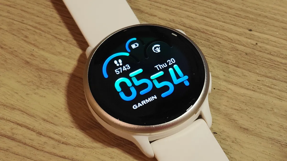 白色的 Garmin Vivoactive 6 放在桌上