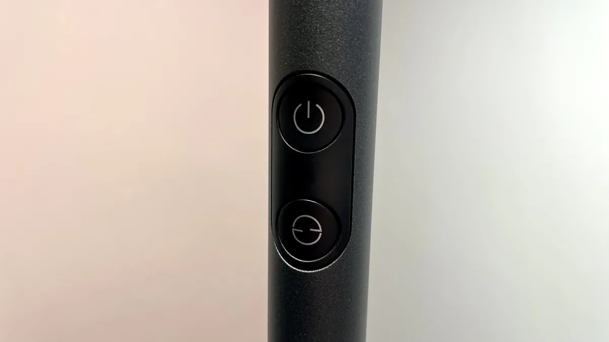 Govee Uplighter落地灯灯杆上的两个按钮的特写镜头