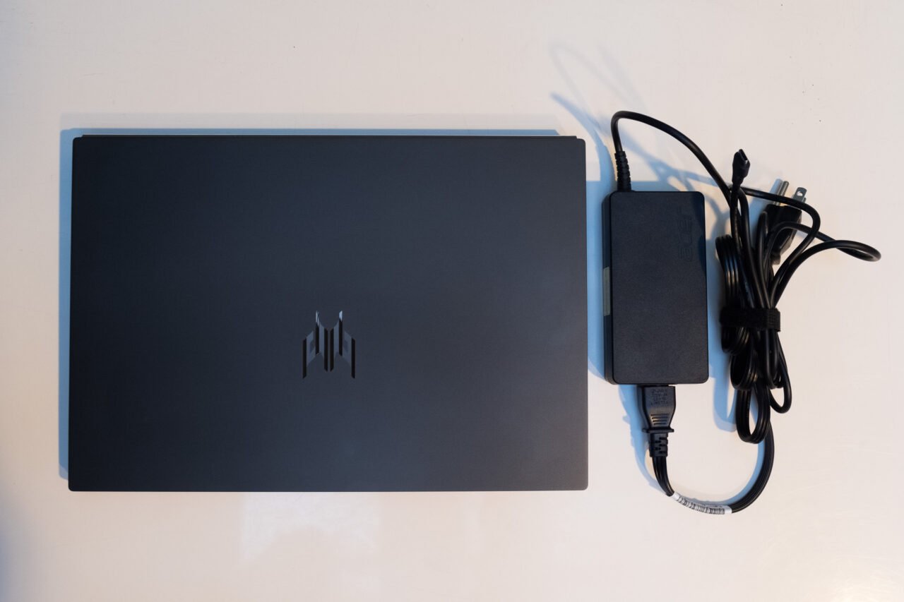 宏碁 Predator Triton 14 和电源适配器俯瞰图 宏碁 Predator Triton 14 和电源适配器俯瞰图