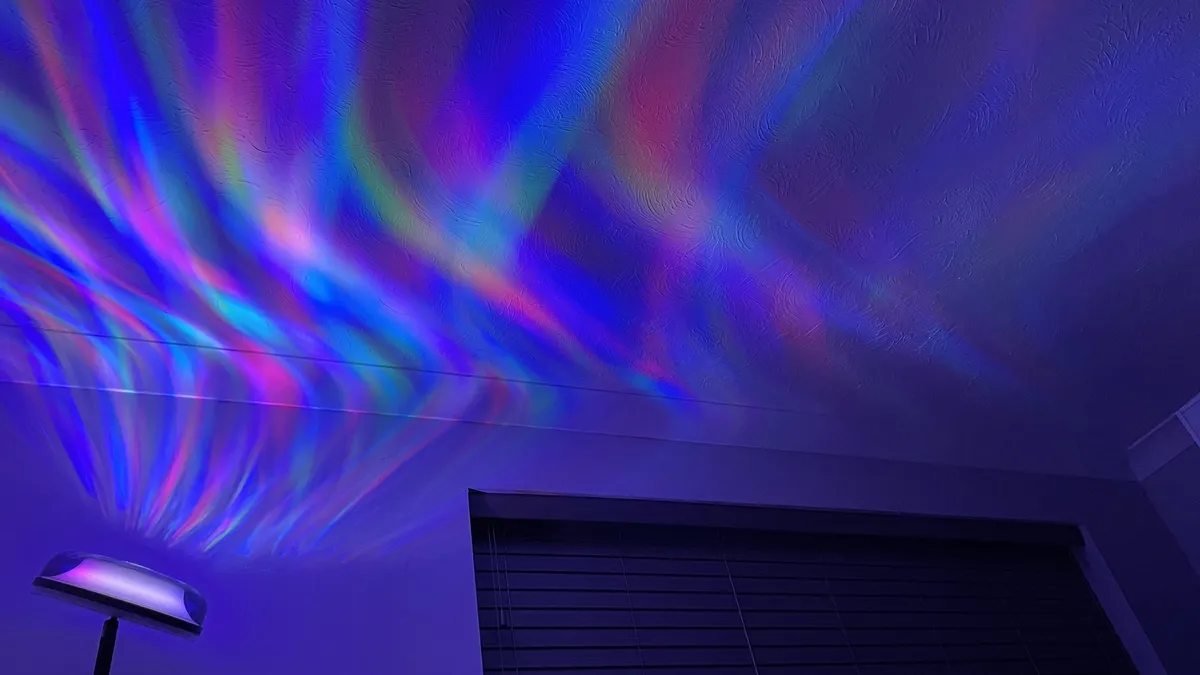 Govee Uplighter落地灯将极光效果投射到卧室天花板上