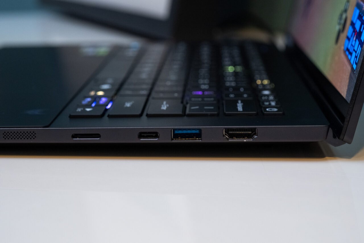 宏碁掠夺者 Triton 14 右侧端口 宏碁掠夺者 Triton 14 右侧端口