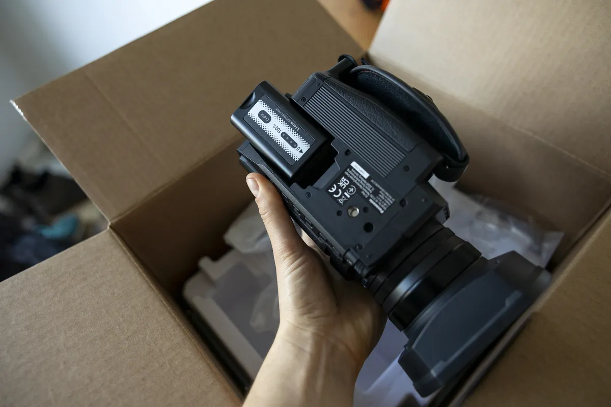 从包装盒中取出松下HC-X1200摄像机