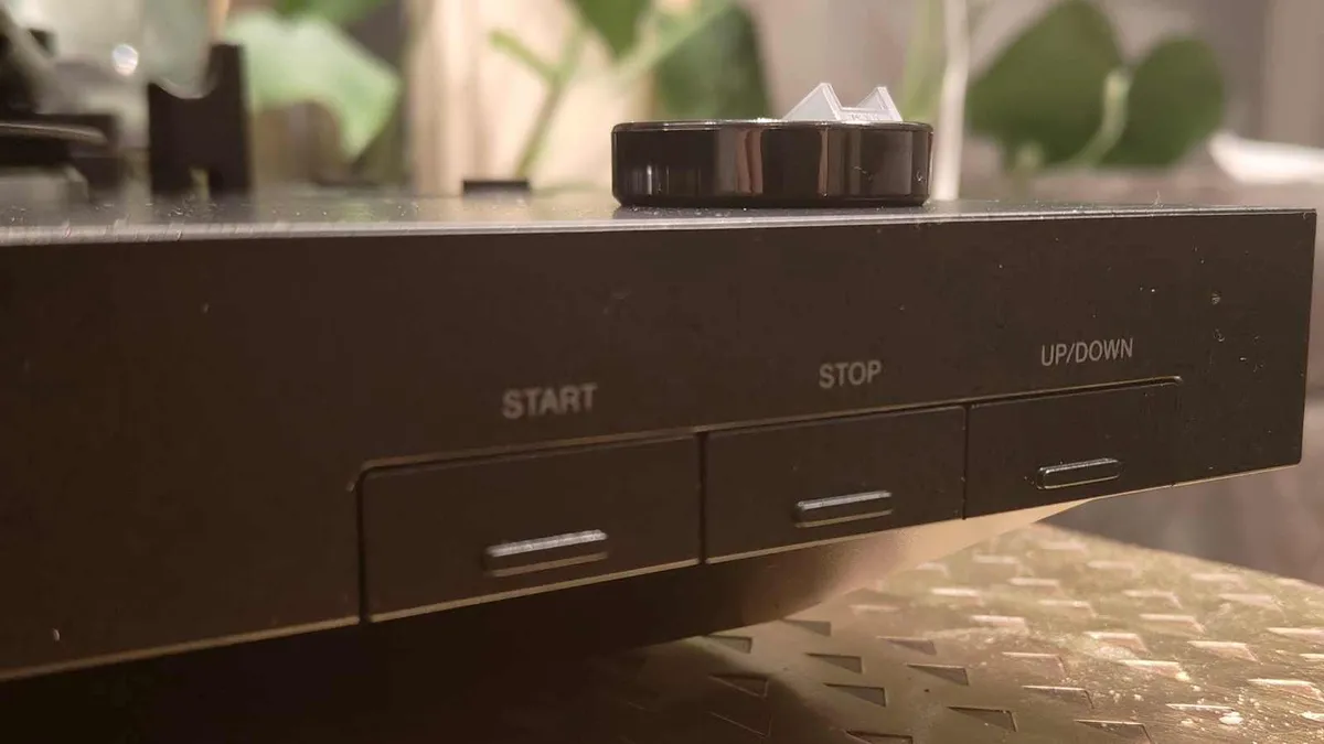 桌上的索尼 PS-LX310BT