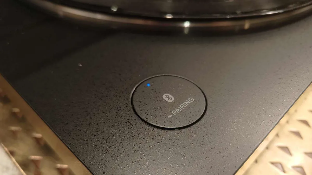 桌上的索尼 PS-LX310BT